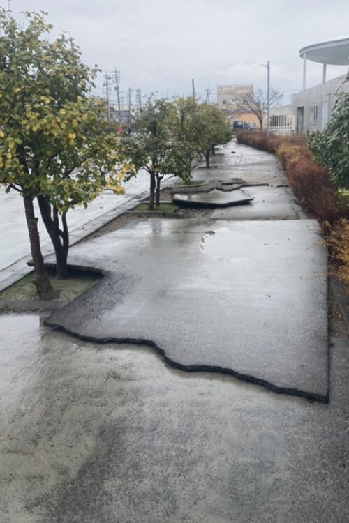 割れた道路の様子（2024年1月4日撮影）