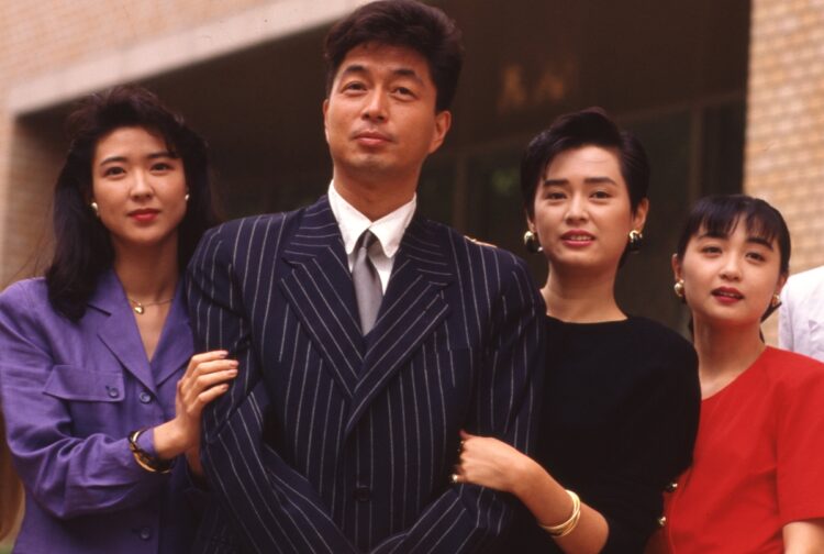 1988年のドラマ『恋人も濡れる街角 URBAN LOVE STORY』（日本テレビ系）の共演者と。左から紺野美沙子、主演の中村、かとうかずこ、香坂みゆき。同名の曲を’８２年にリリースし大ヒットした（撮影／女性セブン）