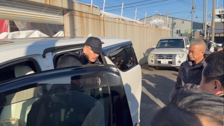 車から降りる高山若頭