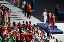 2021年実施の東京五輪閉会式では男女マラソンの表彰式が場内の真ん中で開かれた。男女一緒の実施は史上初。女子マラソン表彰式のあいだ、男子マラソンメダリストが脇で待機している（EPA＝時事）