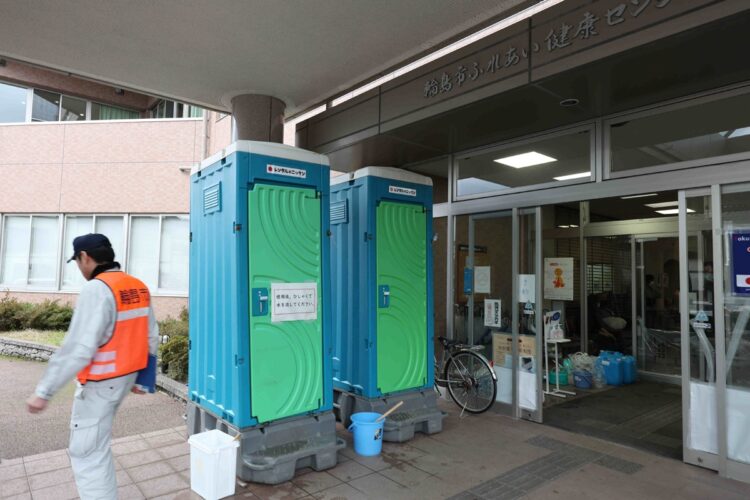 避難所ではトイレ問題が深刻に（時事通信フォト）