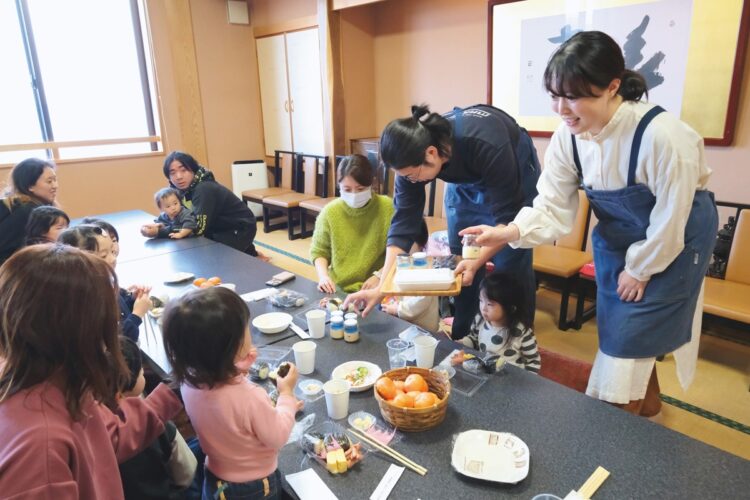 民宿の広間を開放し、被災した人々におにぎりをはじめ、近所や友人から寄せられた料理、プリンなどのデザートも提供