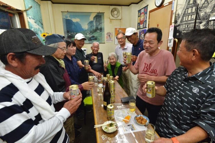 昭子さん（中央奥）を囲んで笑顔で語り合う常連客