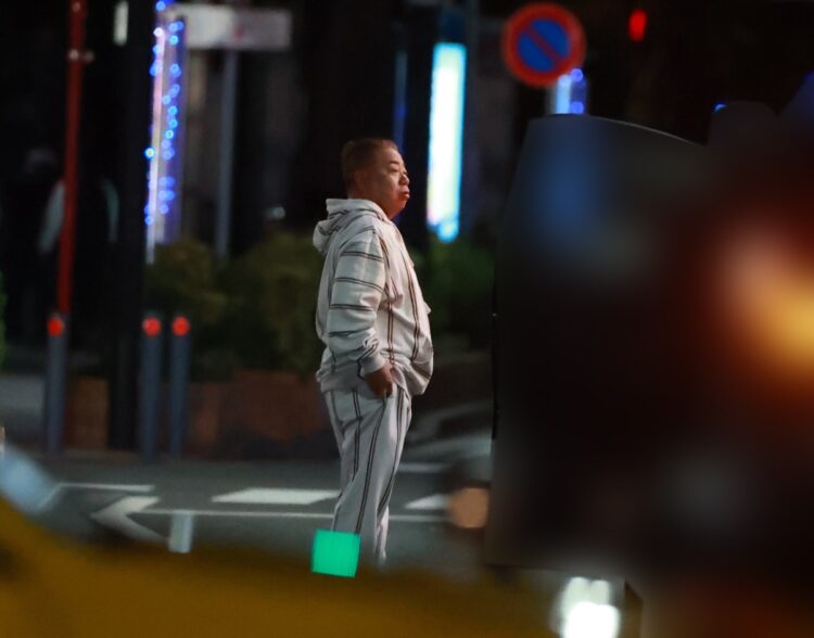 還暦祭りでは落とし穴に落ちて全身ピンク色に染まった出川（2024年1月）