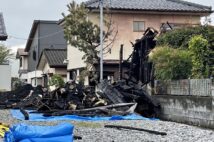 住宅が全焼し2人の遺体が見つかった現場（2021年撮影、時事通信フォト）

