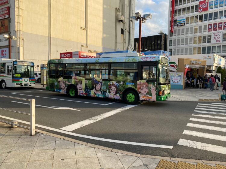 日常に溶け込んでいる。地元民は「ラブライブのおかげ」と口を揃える