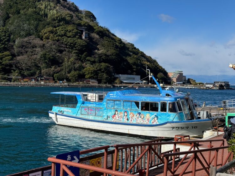 水族館がある淡島にはラッピングされた小型船で渡る