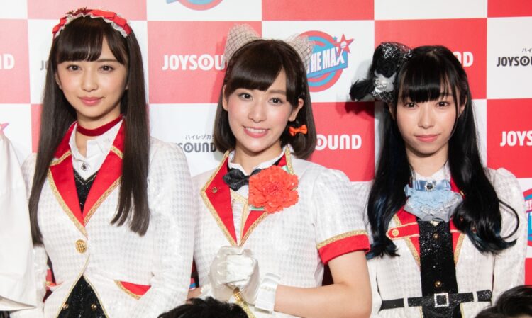 『Aqours』の小宮有紗、伊波杏樹、小林愛香（左から。時事通信フォト）