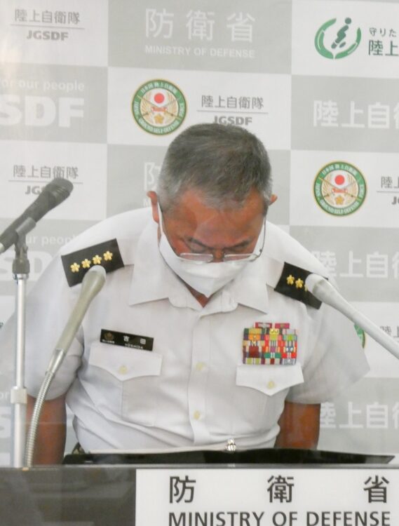 元自衛官の性被害問題で謝罪する吉田圭秀陸上幕僚長。2022年9月（時事通信フォト）