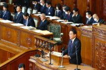 衆院本会議で施政方針演説する岸田文雄首相（右）。1月30日（時事通信フォト）