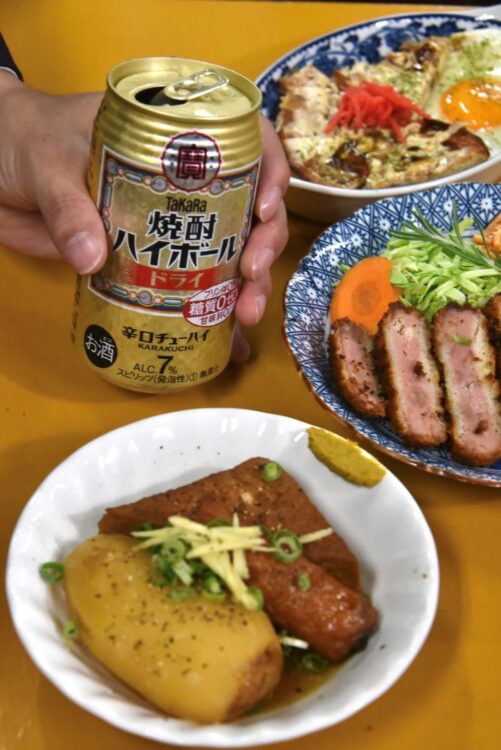 店主が昼から仕込む絶品のつまみには焼酎ハイボールがよく合う