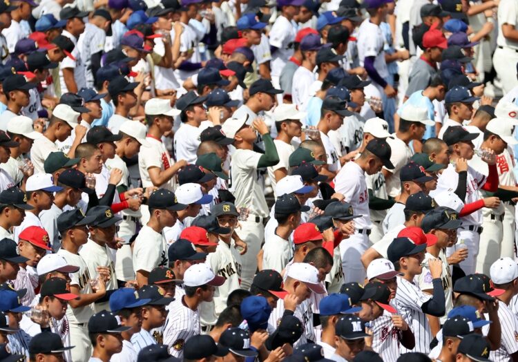 2023年8月、第105回全国高校野球選手権大会の開会式で、水分を補給する選手（時事通信フォト）