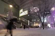 都心で雪が降っても長靴を履かない人たちの本音　「屋外を歩くのは家から駅までだけ」「会社に行ってから困った」「悪天候時はリモートワーク」