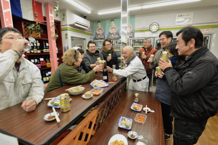 角打ちのつまみには、舎人団地前商店街で客が購入してきた刺身や惣菜が並ぶ