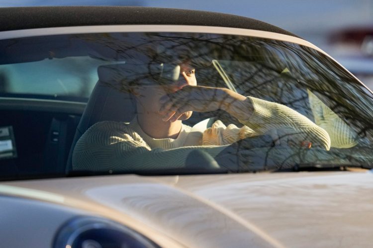 愛車のポルシェで練習場を後にする大谷（写真／AP/AFLO）