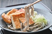 福井県産玄そばを石臼で挽いて打つ「蕎麦 やすたけ」（福井市）の「あげ焼きおろし」。福井名物「竹田の油揚げ」、大根おろしが鎮座する