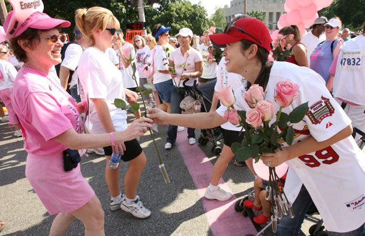 選手の妻は、チャリティーや地域のボランティア活動など、いろいろな形で球団の一員として地域に貢献する。写真は田口サン田口恵美子/Emiko Taguchi (Cardinals), 
June 10, 2006 - MLB : 
Emiko Taguchi, wfie of St. Louis Cardinals outfielder So Taguchi passes out a pink rose ito a cancer survivor at the finish line of the Susan G. Koman Race for the Cure in St. Louis on June 10, 2006. Taguchi and several others Cardinals wives joined 65 thousand people for this years Koman Race, making it the largest event of its kind in the nation. (Photo by Gamma/AFLO) [2260]