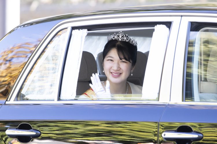 2024年1月1日、お手振りをされた愛子さま（写真／JMPA）