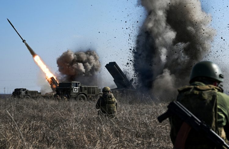 ウクライナ軍の陸地に向けて攻撃を仕掛けるロシア軍（写真＝Sputnik／共同）