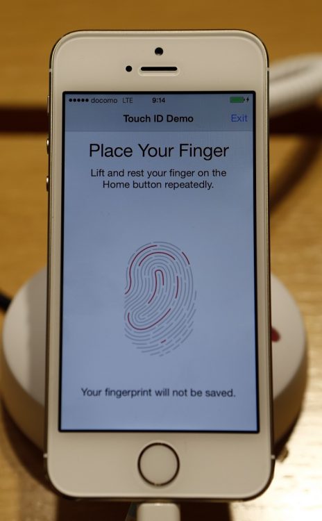 iPhoneに指紋認証センサーが導入されたのは2013年だった（イメージ、時事通信フォト）
