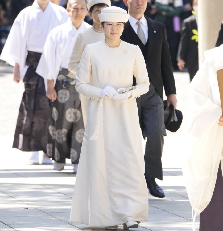 ホワイトのロングドレスで初めて明治神宮を参拝された（4月、東京・渋谷区。写真／JMPA）