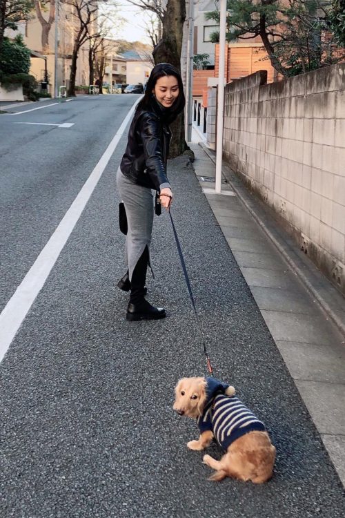 愛犬とのお散歩ショットも（本人のインスタグラムより）