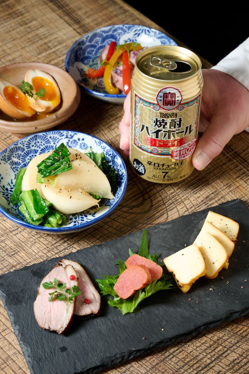 絵里奈さんが「焼酎ハイボールに合う」とおすすめの「燻製盛り合わせ」（写真手前・780円）他、定番料理、日替わり料理など豊富なメニューが提供されている