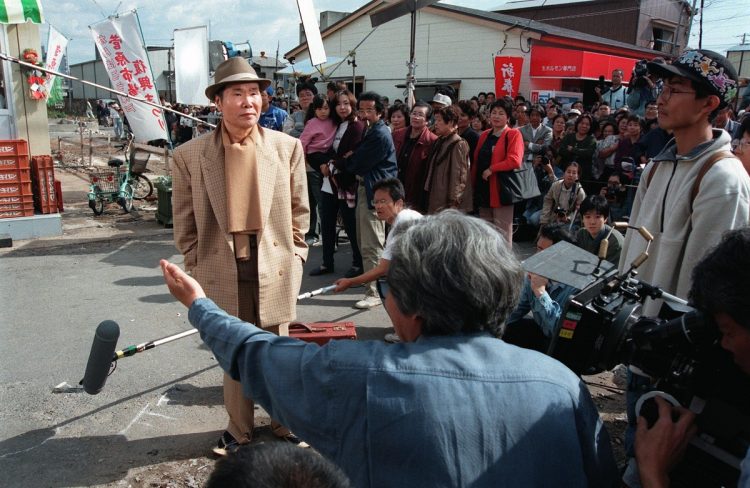 寅さんシリーズ48作目、最後の出演作品となった映画「男はつらいよ・寅次郎紅の花」。神戸市長田区でのロケ風景（時事通信フォト）