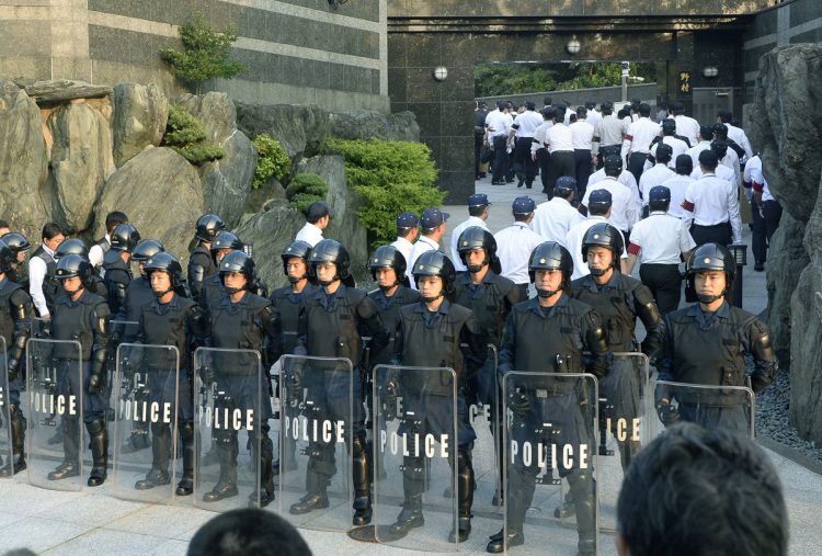 野村総裁の自宅に家宅捜索に入る捜査員（写真／共同通信社）