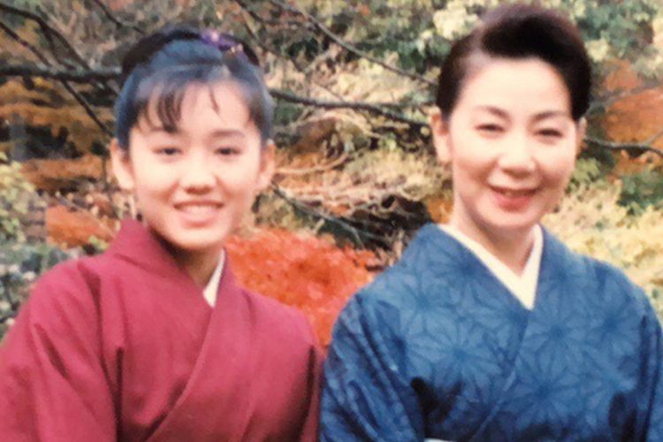 1996年11月、山中温泉こおろぎ橋にて。女将役の音無美紀子さんと