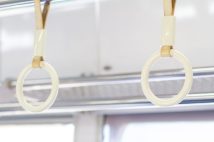 【法律相談】電車内で女子生徒のスカートに体液をかけた男が不起訴に…民事で賠償金を求めることは可能か、弁護士が解説