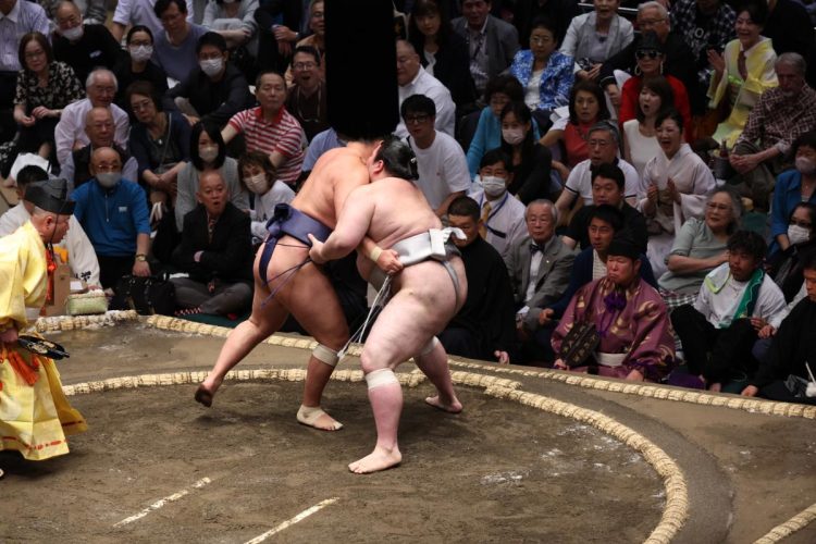 5月場所初日の土俵は荒れに荒れた