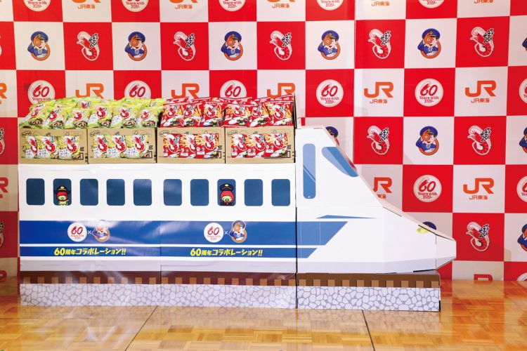 特別パッケージの『かっぱえびせん』と『かっぱえびせん フレンチサラダ味』は全国のスーパーやコンビニエンスストアで販売（7月下旬終売予定）。ドクターイエローや初代0系新幹線の“レアパッケージ”もあるほか、新幹線を模した特別仕様の販売什器が置かれる店舗も