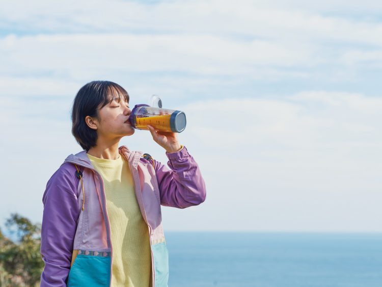 フタに飲み口がついており、ボトルからそのまま飲むことも可能