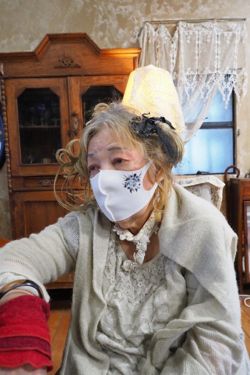 友人の草笛光子さんに作ってもらったマスクを身につけるフジコさん（撮影：中嶌英雄）