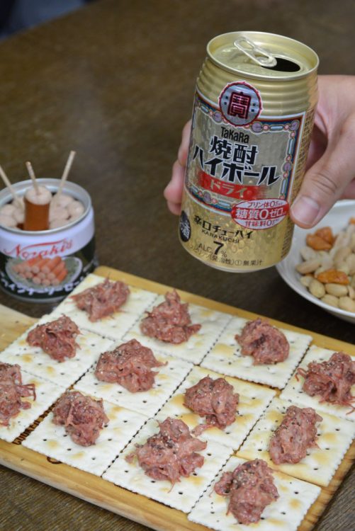 乾き物をつまみに、笑顔がほころぶ客らの手にはいつもの焼酎ハイボール