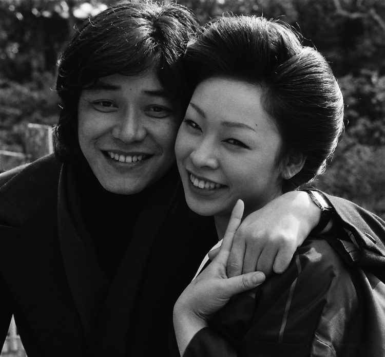 婚約を発表した中尾さん（左）と池波（1978年）