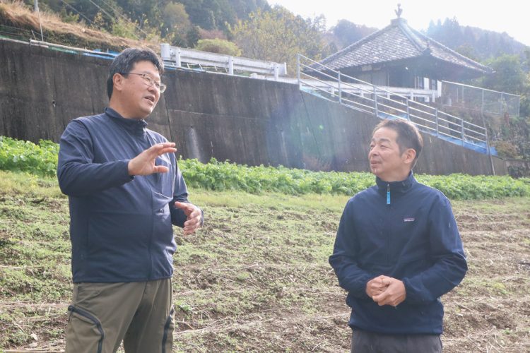 つるぎ町（徳島県）のたかきび農家は現在４軒。左は生産者の磯貝一幸さん、右はふじや代表取締役の鍛谷徹さん