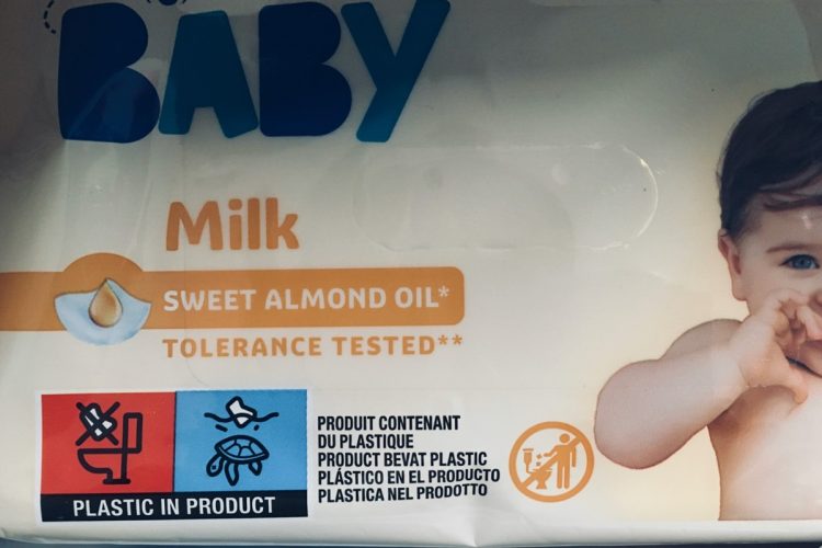 フランスで売られている、「ぐったりとしたウミガメ」のマークと「トイレに流すな」を示すマークが書かれた赤ちゃんのおしりふき。消費者への啓蒙的な意味がある。（提供／羽生のり子さん）