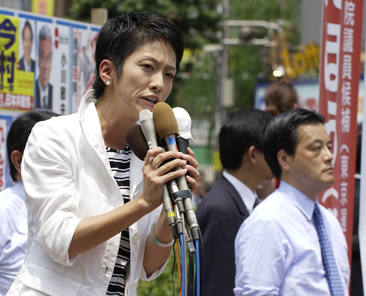 2004年7月、第20回参議院選挙で東京選挙区から立候補した蓮舫さんの街頭演説（時事通信フォト）