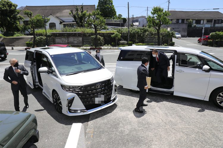 右の車から降りてくる赤いネクタイが浪川総裁