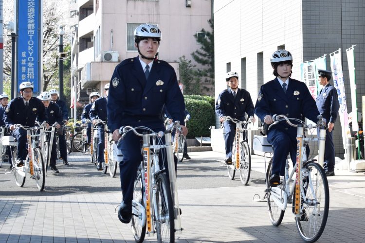 2023年4月から自転車乗車時にヘルメットの着用が全年齢で努力義務化された（時事通信フォト）