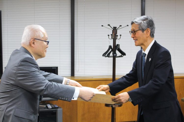 専門家組織の廃止に伴い、武見敬三・厚労相（左）から感謝状を受け取る尾身氏