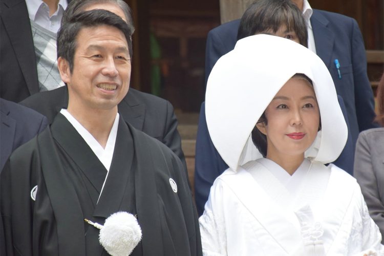 結婚式で記念撮影する米山隆一・前新潟県知事と作家の室井佑月（時事通信フォト）