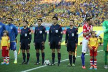 2014年サッカーW杯ブラジル大会開幕戦の主審・副審は日本人審判団が務めた。中央右から相楽亨副審、西村雄一主審、（1人置いて）名木利幸副審（時事通信フォト）