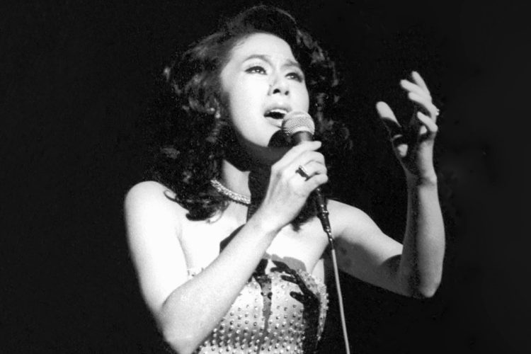 1974年、コンサートで熱唱するちあき。彼女の全盛期を知らない若い世代にもファンは多い（写真／共同通信社）