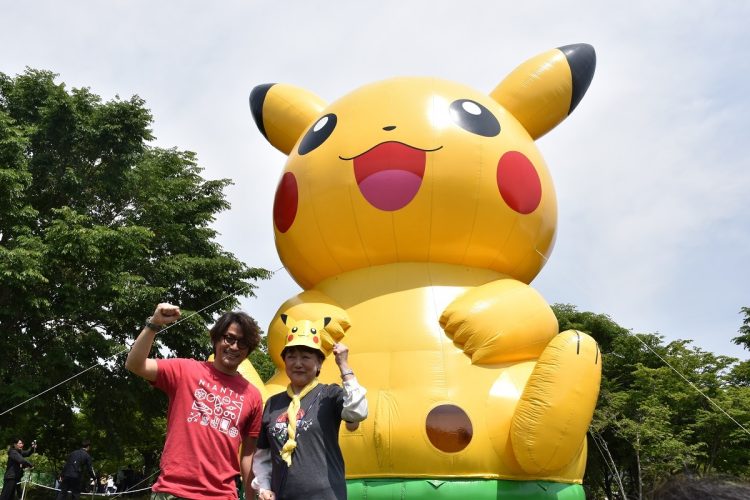 「ポケモンGO」の最大イベント「フェスト」が2024年5月30日、仙台市の七北田公園などで始まった。オープニングセレモニーに登場した仙台市の郡和子市長（右）とナイアンティック日本法人の村井説人代表（時事通信フォト）