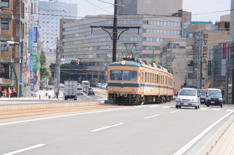 福井市中心部は路面電車区間ながらも、かつては一般の鉄道と同じサイズの車両が走っていた（2009年6月撮影：小川裕夫）