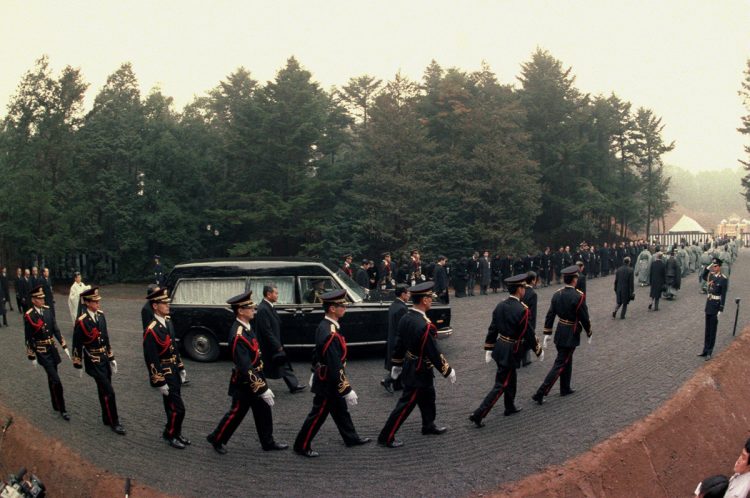 昭和天皇は「自粛ムード」のもと、土葬で弔われた。