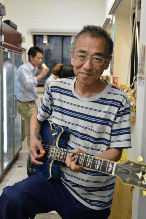 店主が演奏を披露すると客らは大盛り上がり